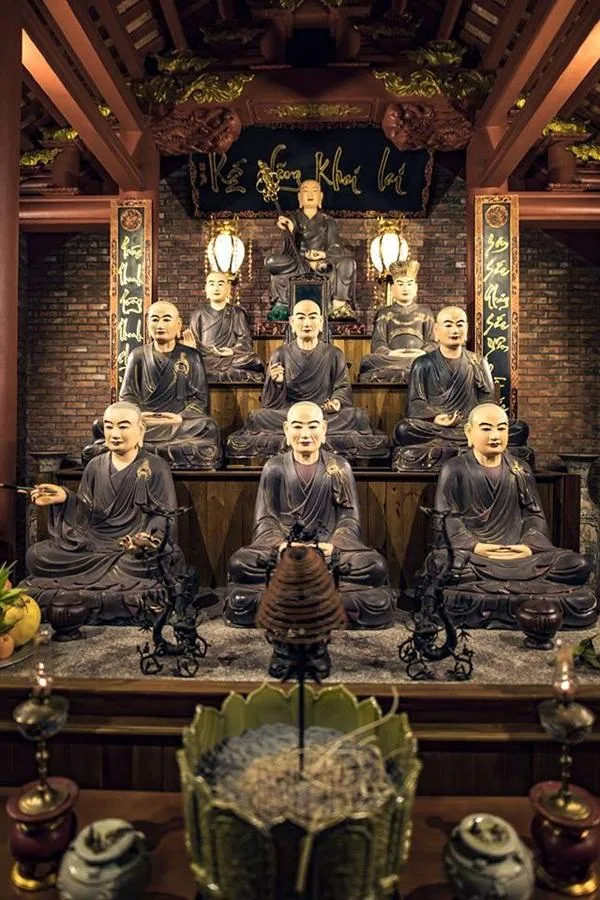 Những pho tượng bê tông đúc trộn với bột đất cổ kính nhưng chắc chắn