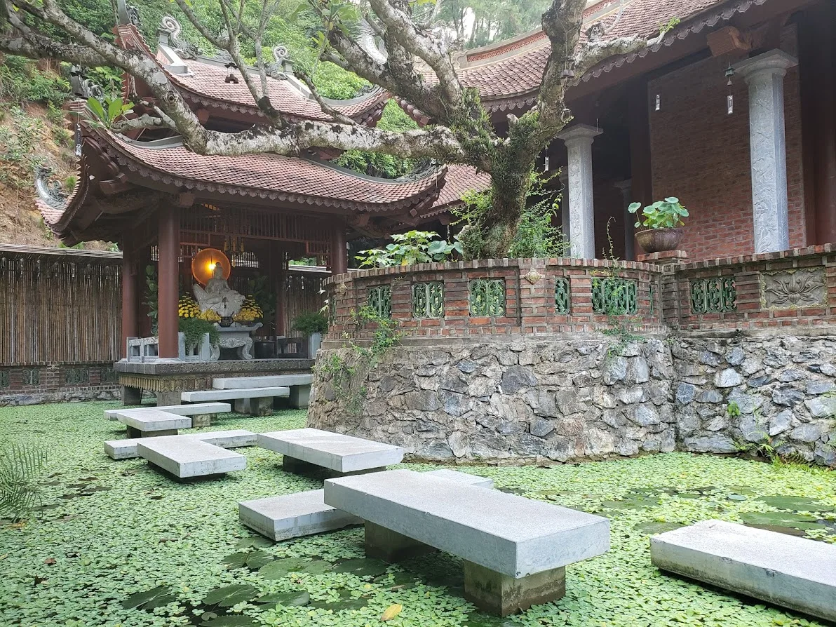 Nơi đặt Đức Văn Thù Sư Lợi Bồ Tát, con đường đá đi ra nơi thờ ngài khiến ai đi qua cũng phải cúi mặt trước danh hiệu của Ngài.