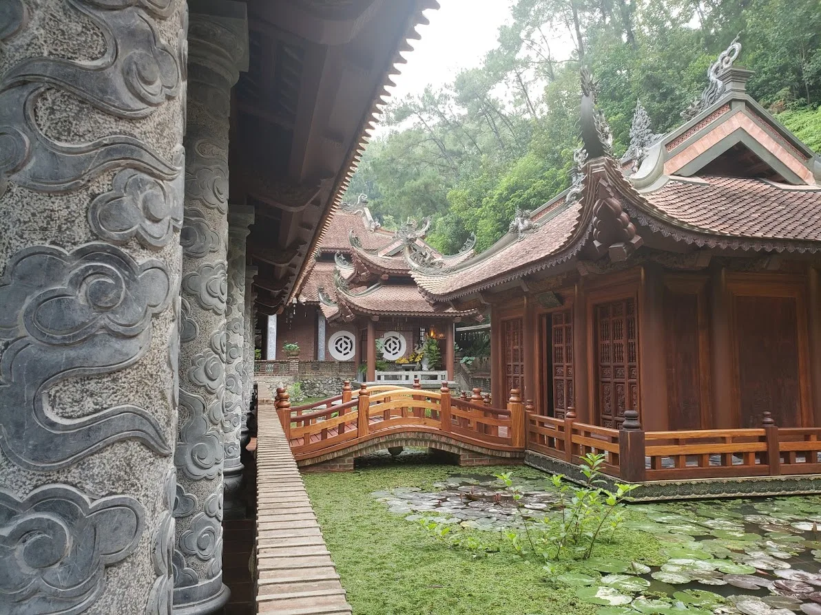 Một góc thờ tự trong khuôn viên chùa