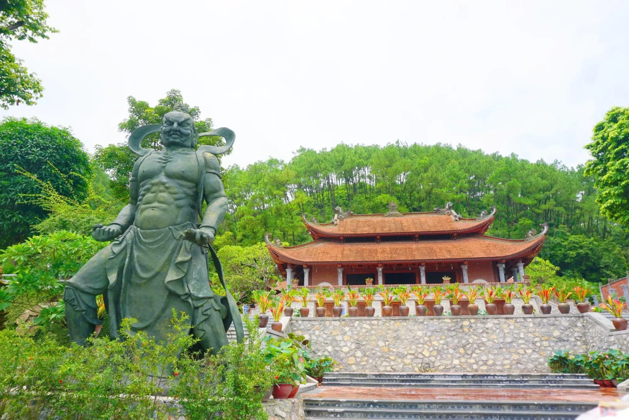 Hướng nhìn vào chính điện