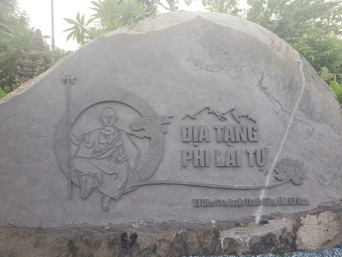 Phiến đá khắc tên cũng như địa chỉ của Chùa