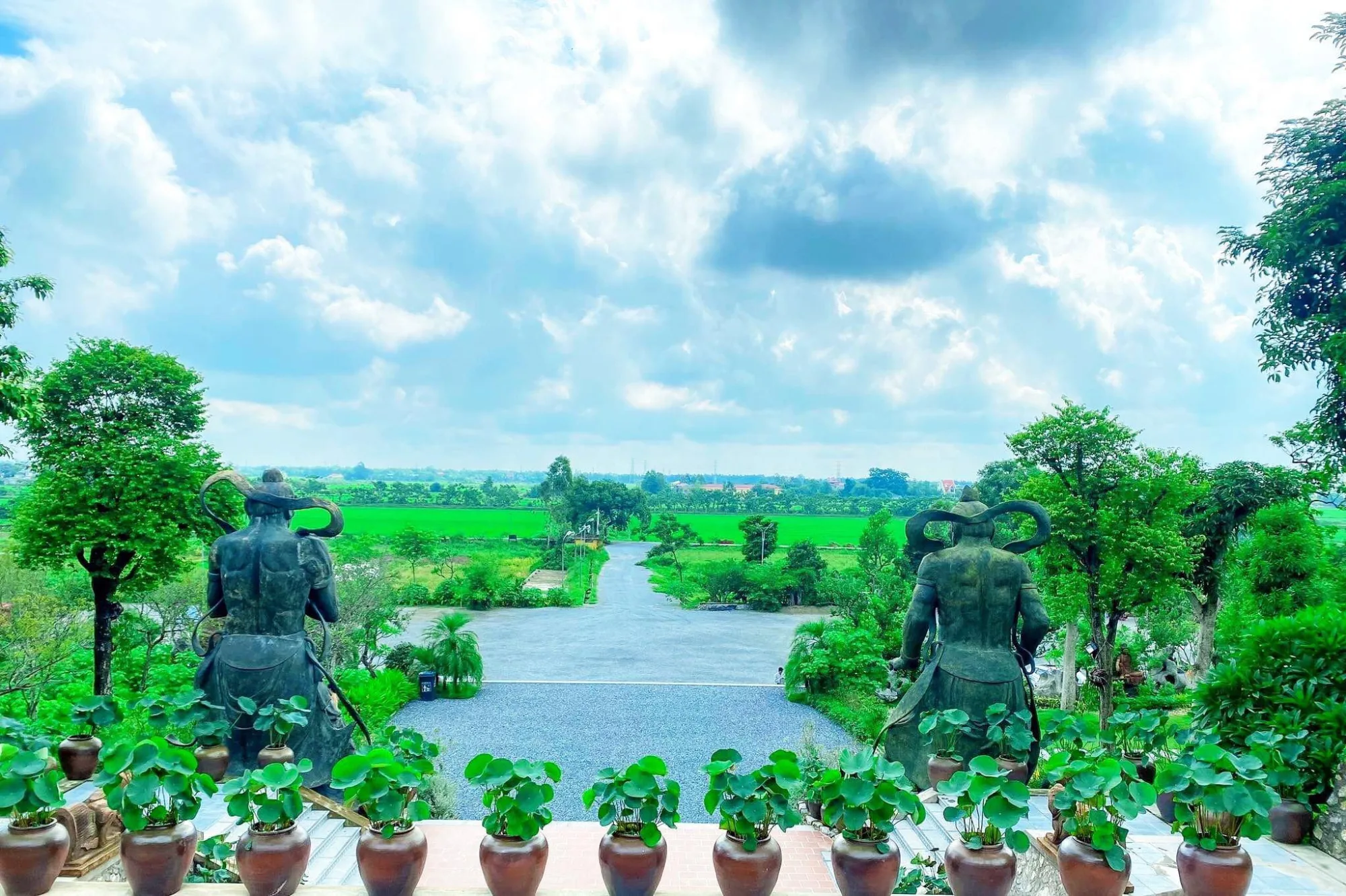 Từ chính điện nhìn ra bao quát một khoảng đất trời rộng lớn, xa xa là đường cao tốc Cầu giẽ Ninh bình