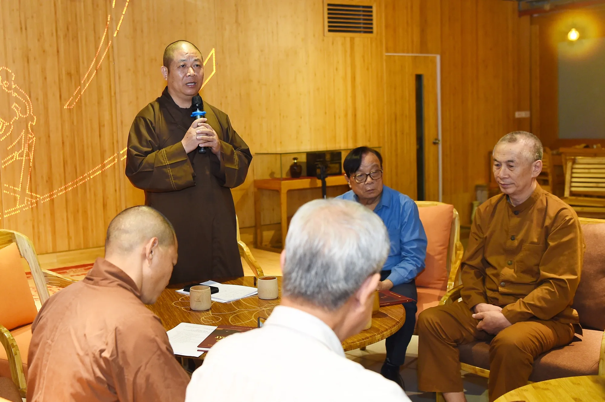 Hà nội - Họp trù bị chuỗi chương trình: tọa đàm khoa học - " Phát huy tinh thần và biểu tượng Phật giáo trong đời sống xã hội, qua các làng nghề truyền thống ở việt Nam ", triển lãm hiện vật mang biểu tượng phật giáo, tổng kết phật sự năm 2020 của Ban VHTƯ GHPGVN