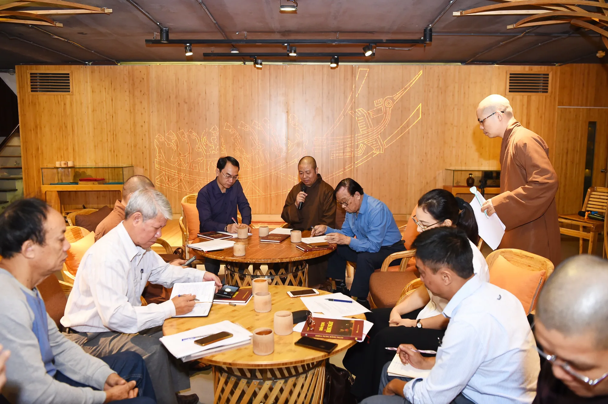Hà nội - Họp trù bị chuỗi chương trình: tọa đàm khoa học - " Phát huy tinh thần và biểu tượng Phật giáo trong đời sống xã hội, qua các làng nghề truyền thống ở việt Nam ", triển lãm hiện vật mang biểu tượng phật giáo, tổng kết phật sự năm 2020 của Ban VHTƯ GHPGVN