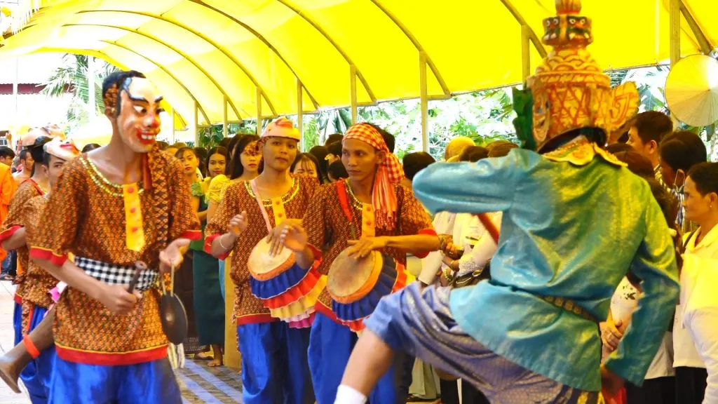 Ban VHTƯ triển khai đề án Pháp phục PGVN "thống nhất trong đa dạng" trong lễ dâng y Kathina tại Học viện Phật giáo Nam tông Khmer