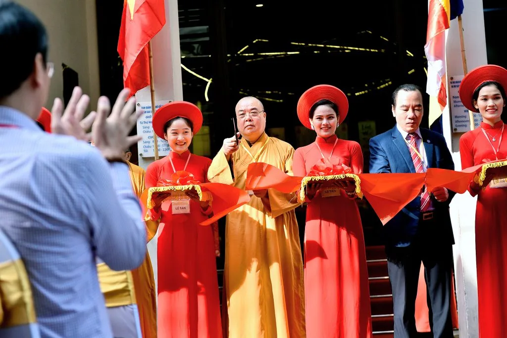 Cắt băng khai mạc hội thảo