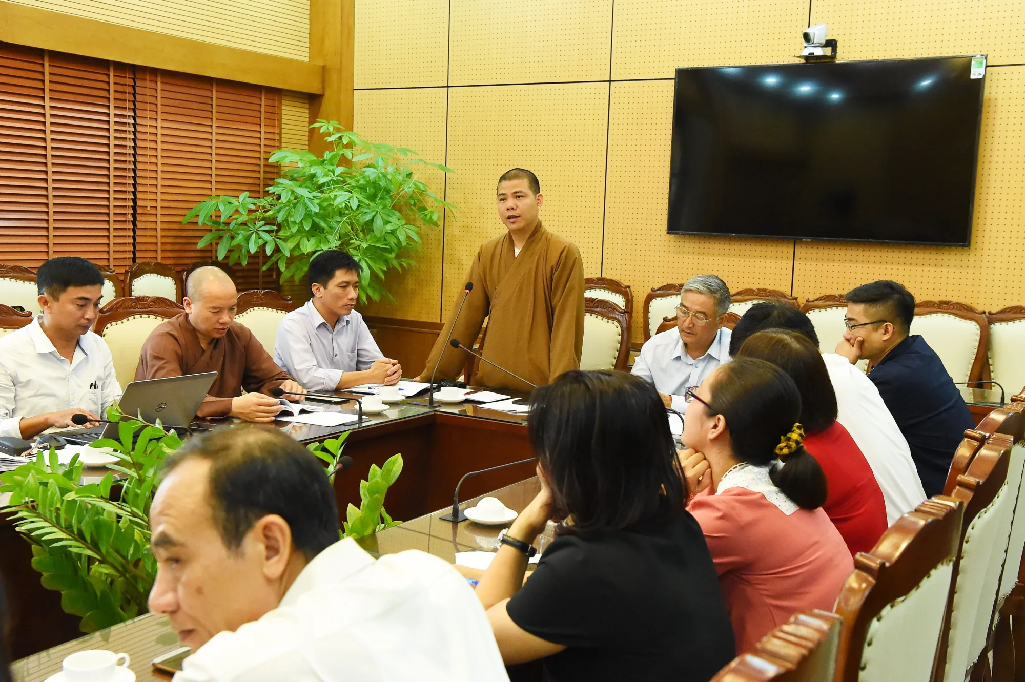 UBND Huyện Thanh Trì : Họp triển khai kế hoạch tổ chức Hội thảo khoa học tôn vinh về nhân vật Lịch sử " Sư bà Phương Dung và Tu bổ Tôn tạo khu Lăng mộ ", nhân dịp Thủ đô kỷ niệm 1010 năm Thăng long Hà Nội