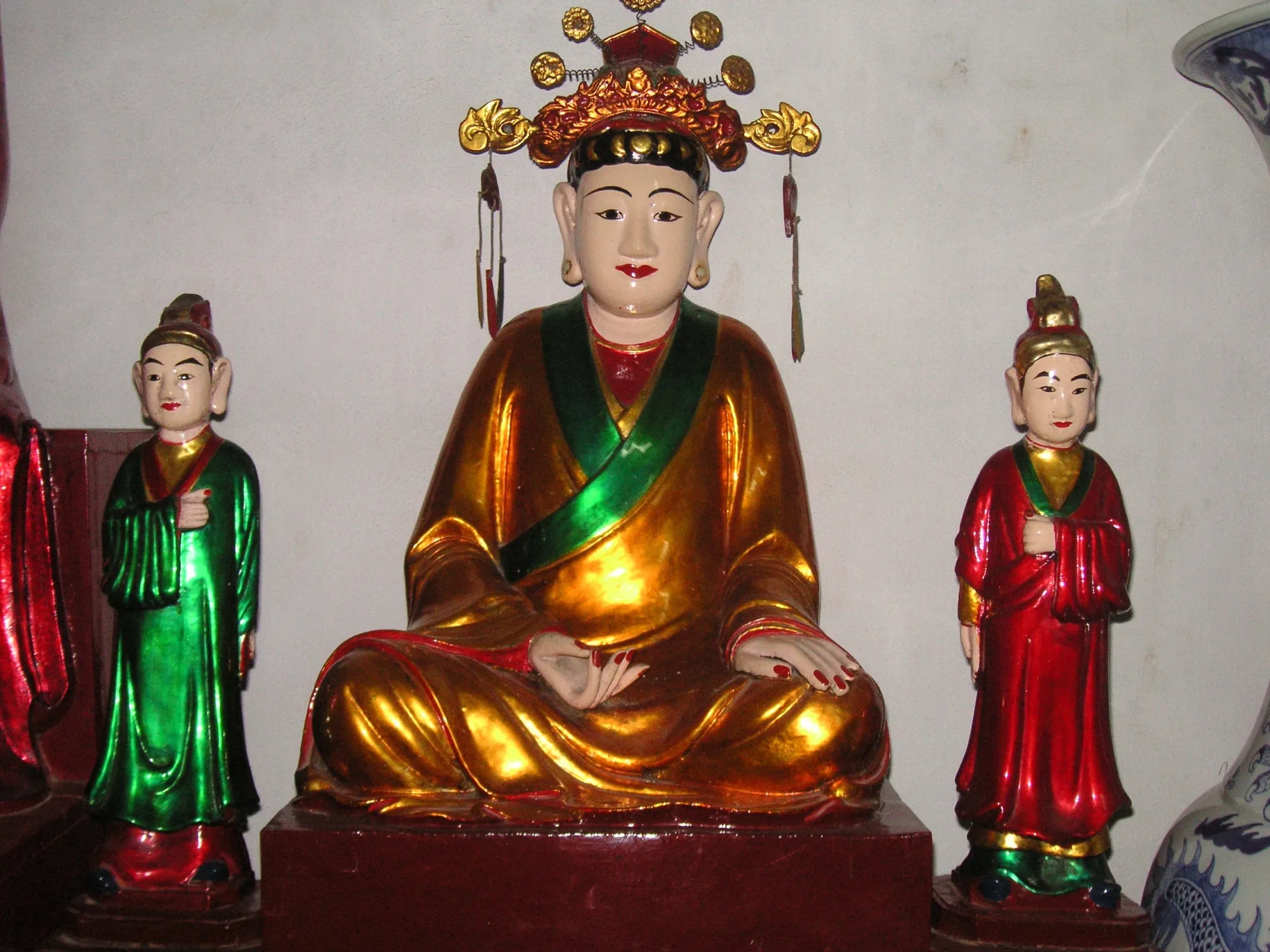 Tượng Ni sư Phương Dung và hai tướng quân Trung Vũ, Đài Liệu đang được nhân dân thờ tự tại Chùa Yên Phú