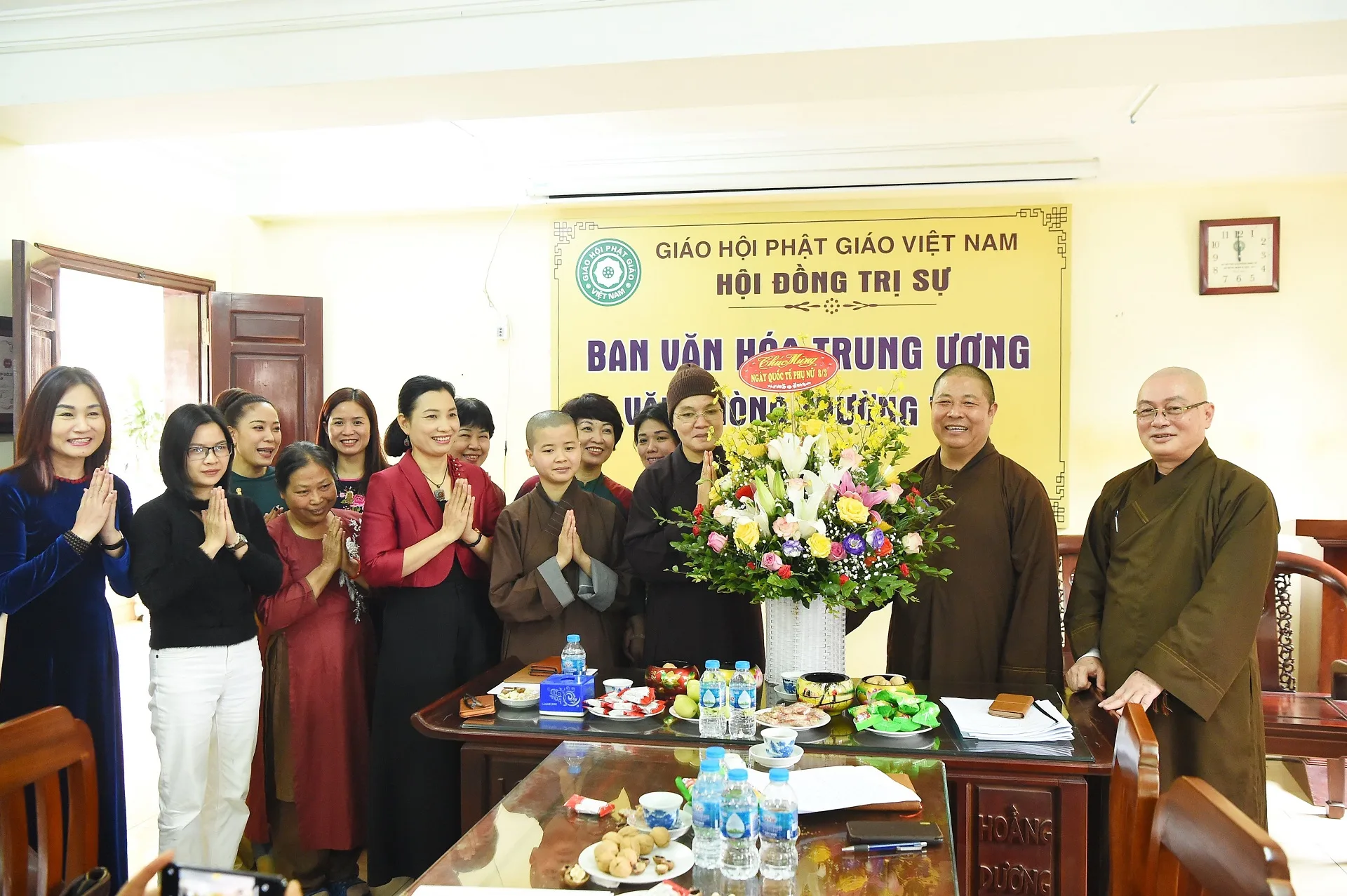 TT Trưởng Ban Thích Thọ Lạc và TT Phó trưởng Ban Thích Minh Hiền tặng hoa các Chư Ni cùng các cư sĩ, phật tử nữ nhân ngày Quốc tế Phụ nữ 8/3
