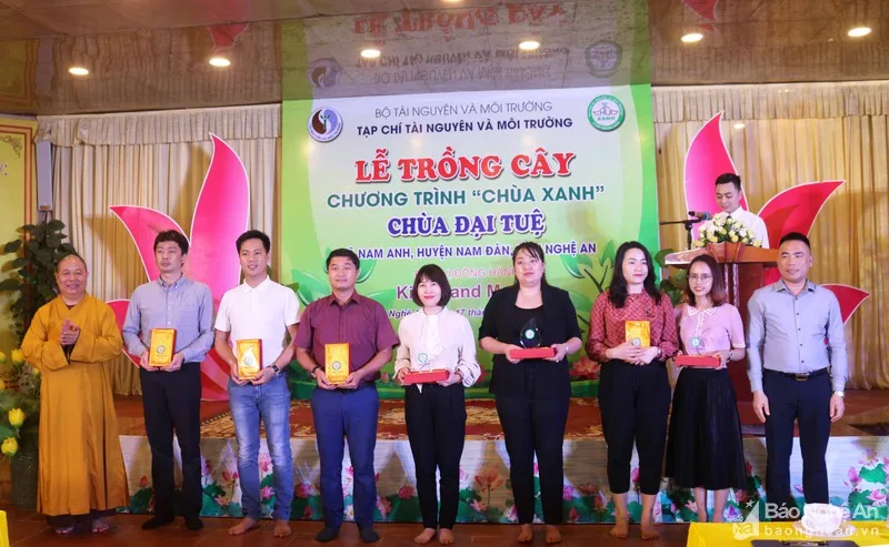 Ban tổ chức trao Kỷ niệm chương cho các đơn vị, cá nhân đồng hành.