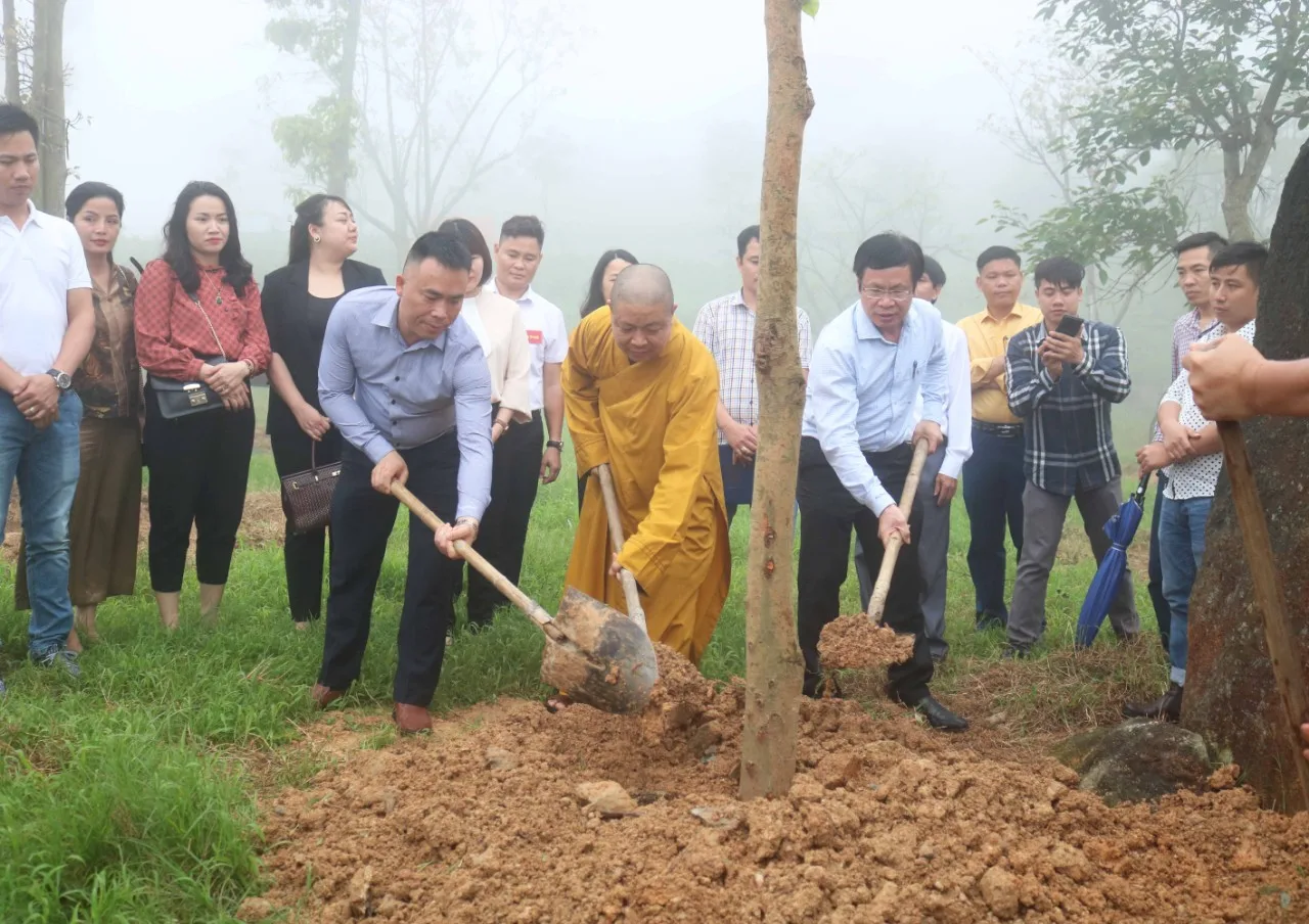Đại diện Tạp chí, nhà chùa, các công ty, quý đại biểu tổ chức trồng cây trong khuôn viên chùa.