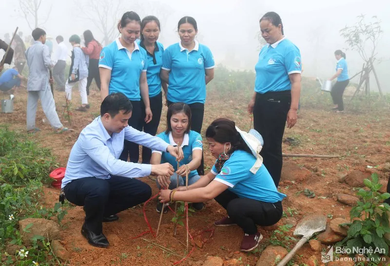 Phụ nữ xã Nam Anh tham gia trồng cây trong chương trình "Chùa xanh"