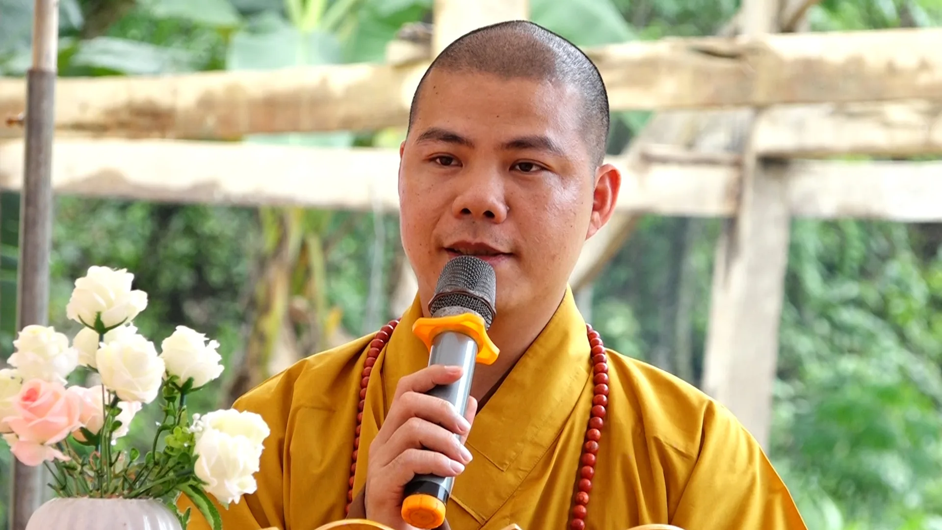 Thay mặt phái đoàn, ĐĐ. Thích Minh Thuần – Phó Thư ký kiêm Chánh Văn phòng Ban Văn hóa Trung ương GHPGVN có những lời chúc đến chính quyền và Ban giám hiệu và học sinh