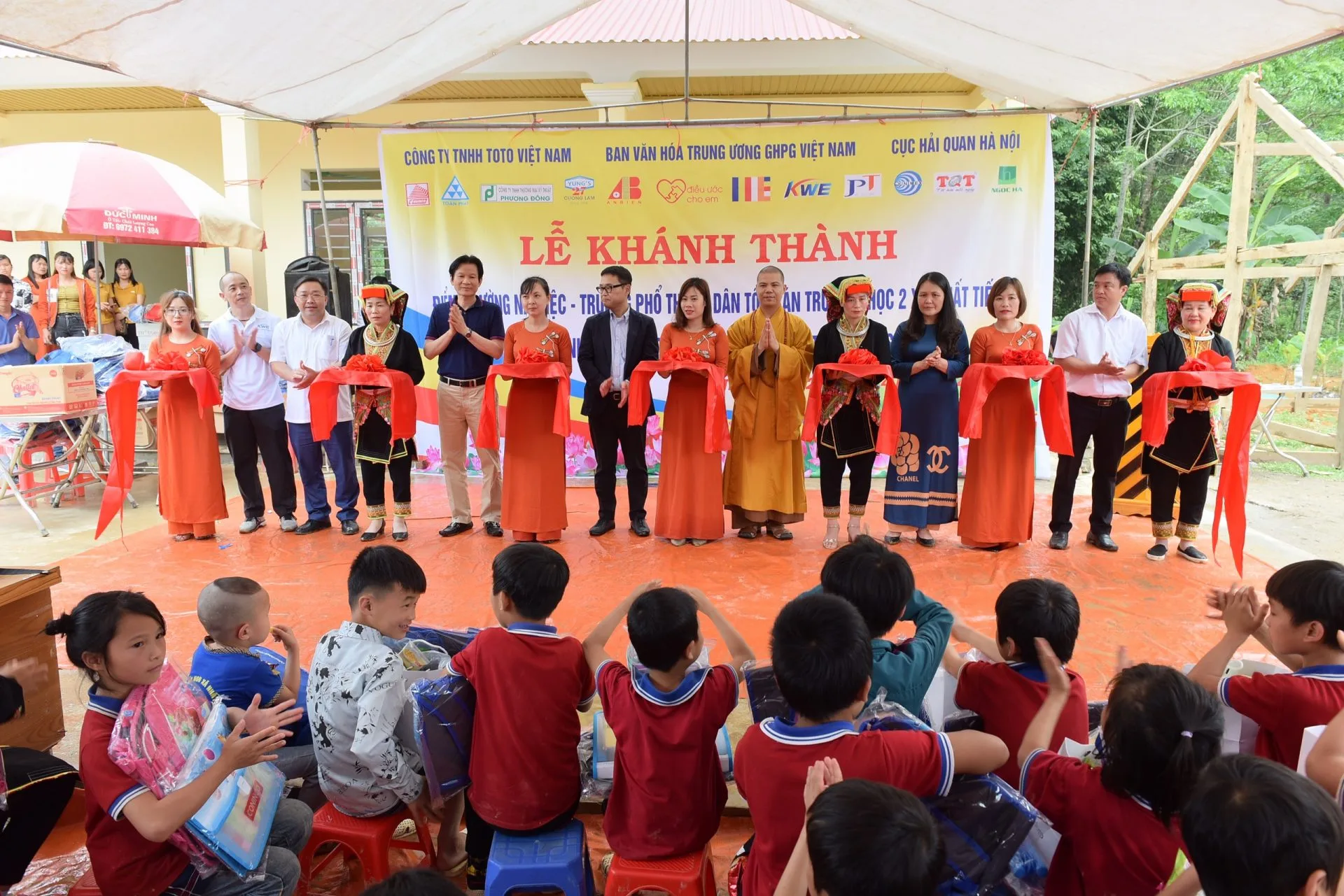 Đại diên đoàn từ thiện, chính quyền và Ban giám hiếu nhà trường cắt băng khánh thành