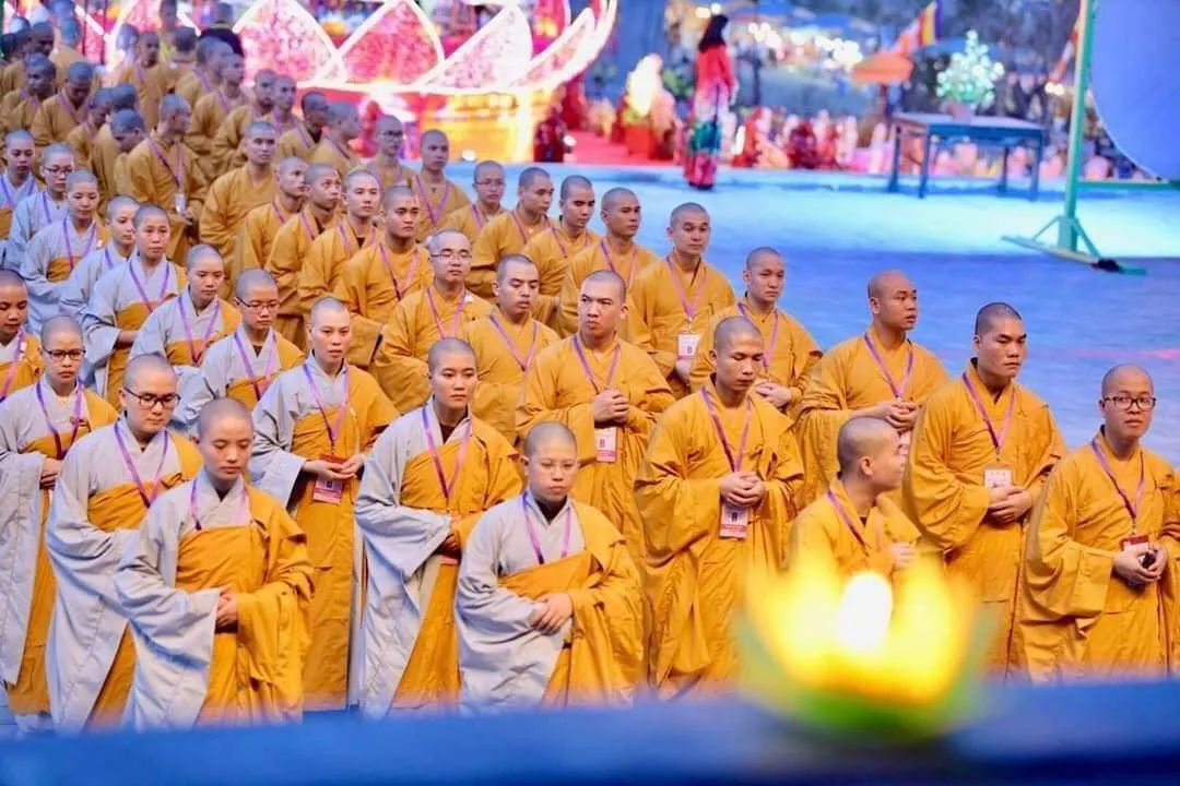 Các chư tôn đức mặc pháp phục trong đại lễ Vesak