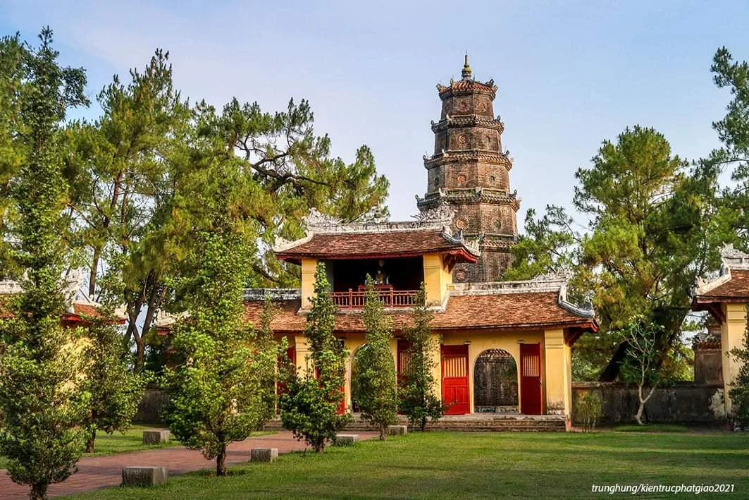 toàn cảnh chùa Thiên Mụ (Tp. Huế)