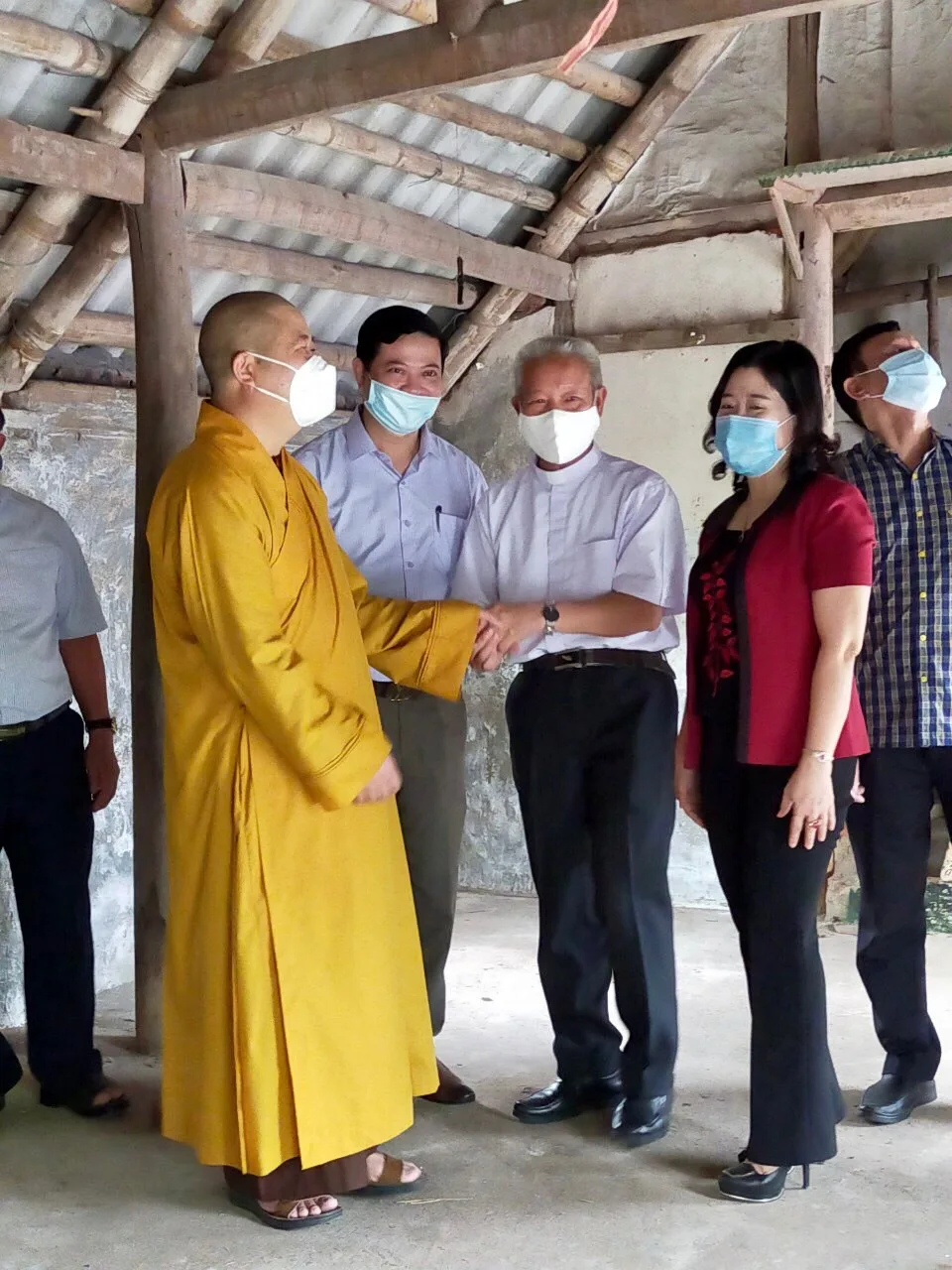 CHUNG TAY XÂY ĐẮP NHỮNG NHỊP CẦU YÊU THƯƠNG