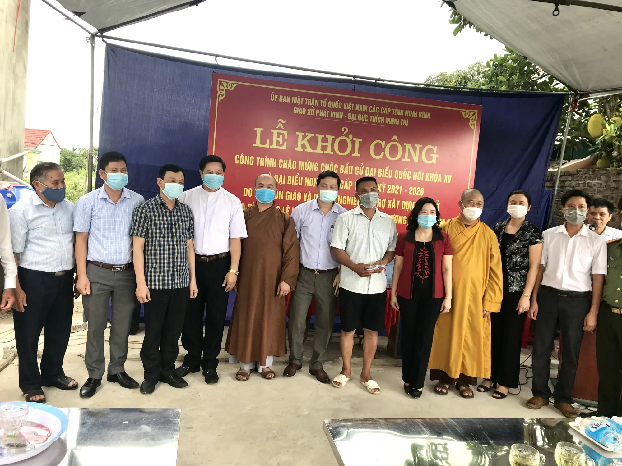 Các đại biểu và nhà tài trợ chia vui cùng gia đình ông Phạm Văn Khải xã Kim Định, Kim Sơn.