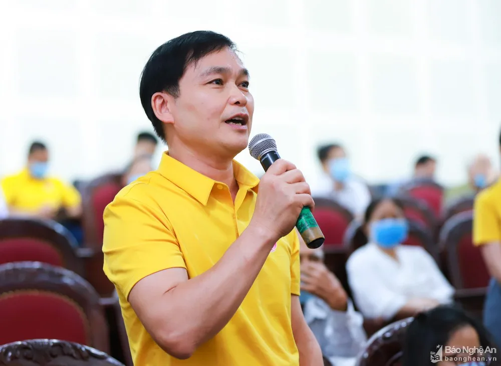 Cử tri Lê Ngọc Phùng - Chủ tịch Ủy ban MTTQ Việt Nam phường Trung Đô, TP. Vinh phát biểu tại hội nghị.