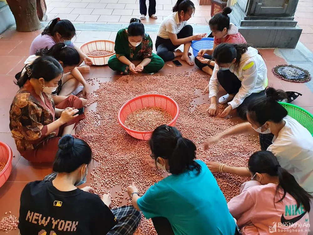 Hưởng ứng lời kêu gọi của MTTQ tỉnh, những ngày qua, nhiều chùa ở Nghệ An đã tích cực vận động quyên góp nhu yếu phẩm (lạc, bầu, bí, trứng... ) để gửi vào miền Nam ủng hộ người dân các tỉnh thành đang thực hiện cách ly phòng chống dịch Covid - 19.