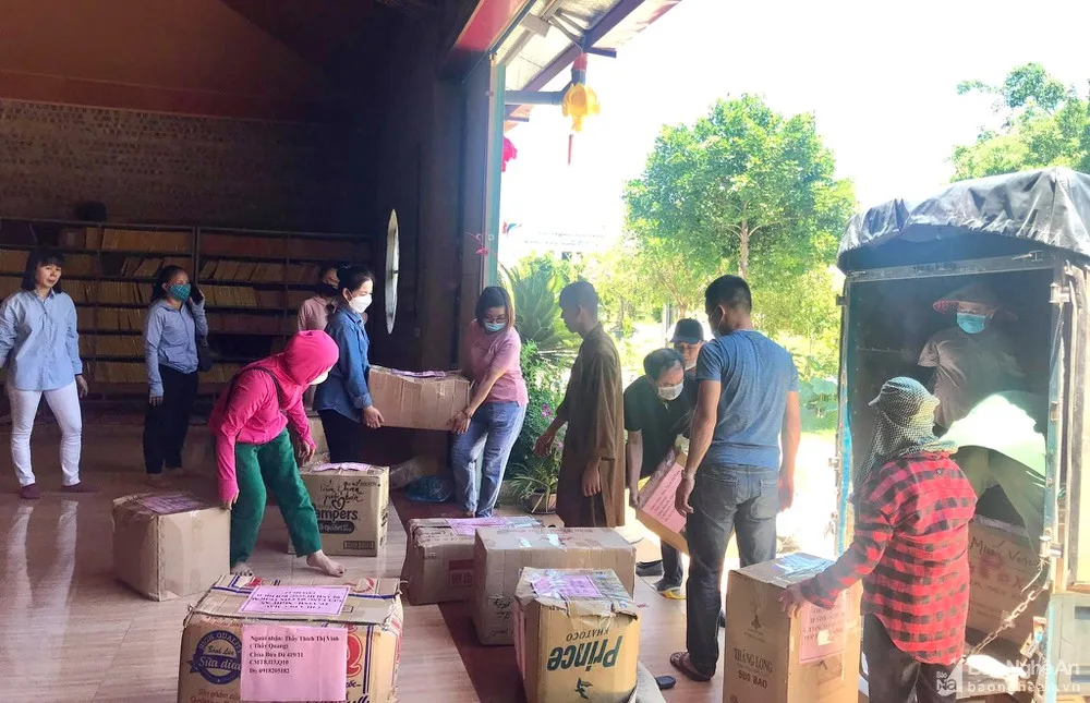 Tình hình dịch Covid - 19 ở miền Nam đang diễn biến phức tạp, nhu cầu về nhu yếu phẩm của người dân là rất lớn, do đó việc quyên góp giúp đỡ của các chùa ở Nghệ An vẫn đang tiếp tục.