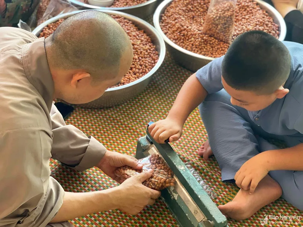 Tùy vào điều kiện cụ thể của từng chùa, mà các tăng ni, phật tử vận động, quyên góp, vận chuyển nhu yếu phẩm về miền Nam bằng nhiều cách khác nhau: Có chùa kịp thời gửi nhu yếu phẩm thông qua MTTQ tỉnh, có chùa tự tổ chức những chuyến xe riêng... Đại