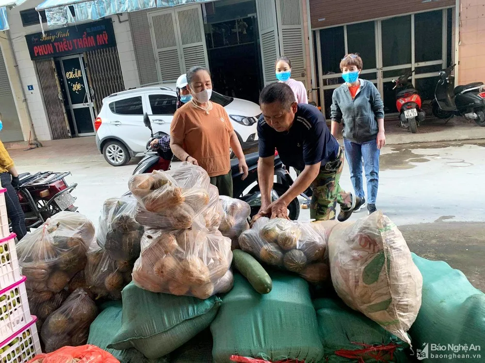 Đại đức Thích Định Tuệ - trụ trì chùa Đức Hậu (TP. Vinh) chia sẻ: Do chùa đang trong quá trình quyên góp, trao quà cho người dân ở thành phố Vinh, nên tổ chức quyên góp hướng về đồng bào miền Nam hơi muộn. Tuy nhiên, chùa cũng đã tổ chức được 2