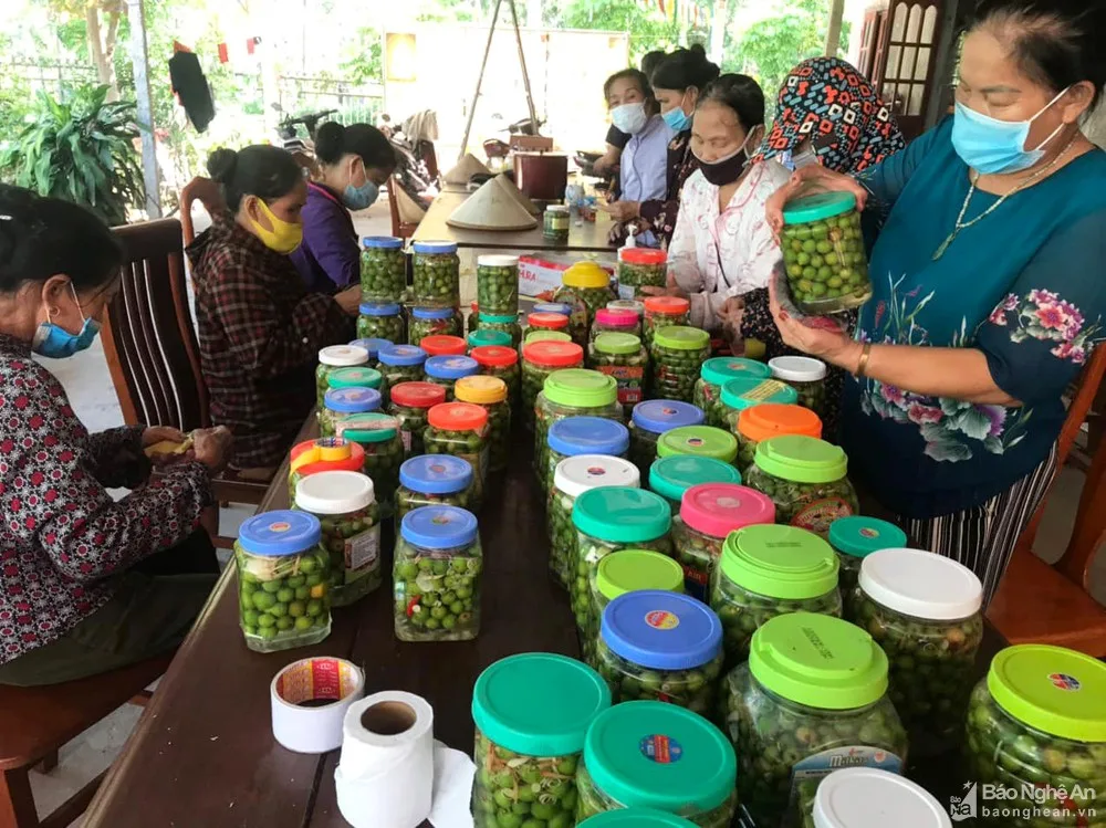 Bà con phật tử chùa Da chăm chút từng sản phẩm do chính bàn tay của các mẹ, các chị tự làm ra, gửi vào đồng bào miền Nam bằng tình cảm chân thành nhất.