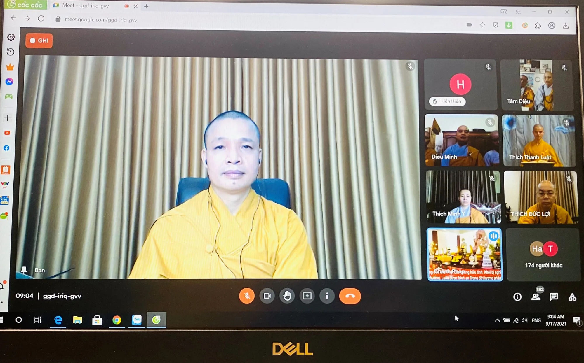 Thượng tọa Thích Minh Quang, Phó trưởng Ban Trị sự kiêm Chánh Thư ký thông qua chương trình hành đạo trực tuyến