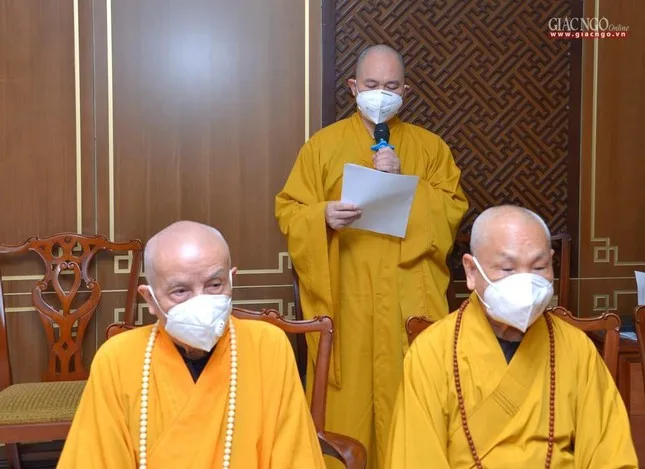 Thượng tọa Thích Đức Thiện - Thư ký Văn phòng 1 Hội đồng Chứng minh khải bạch chương trình với chư tôn trưởng lão
