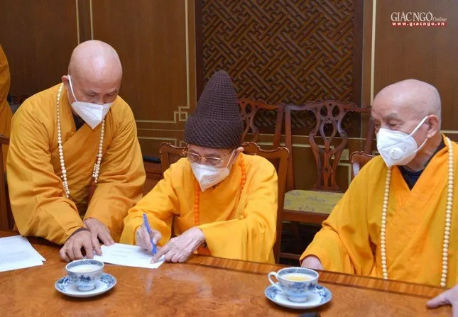 Chư tôn trưởng lão, chư Hòa thượng hai Hội đồng thuộc Trung ương GHPGVN ký biên bản của phiên họp đặc biệt này
