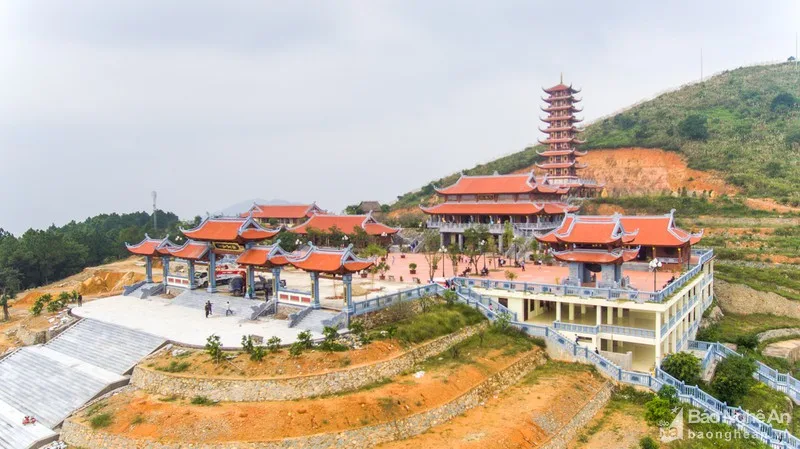 Quang cảnh Chùa Đại Tuệ trên núi Đại Huệ thuộc xã Nam Anh, huyện Nam Đàn.