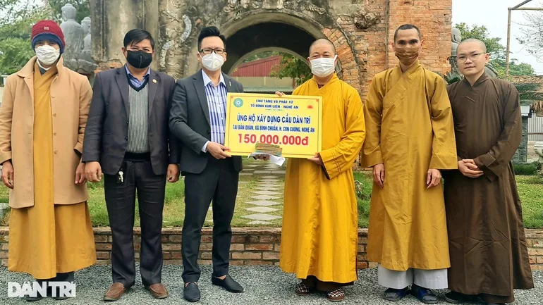 Thượng tọa Thích Thọ Lạc đại diện cho Sơn môn Tổ đình Kim Liên tại Nghệ An và quý phật tử trao 150 triệu tới đại diện báo Dân trí.