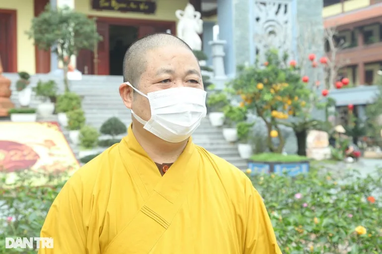 Thượng tọa Thích Thọ Lạc đại diện cho Sơn môn Tổ đình Kim Liên tại Nghệ An và quý phật tử trao 150 triệu tới đại diện báo Dân trí.