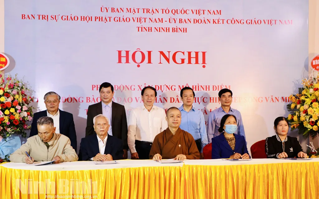 Tổ chức ký cam kết thực hiện mô hình giữa đại diện cơ sở tôn giáo (Trụ trì chùa Hưng Long) với Trưởng thôn, Ban Công tác Mặt trận và các hộ gia đình 3 thôn Đề Lộc, Thượng Bắc, Thượng Nam, xã Ninh Nhất.