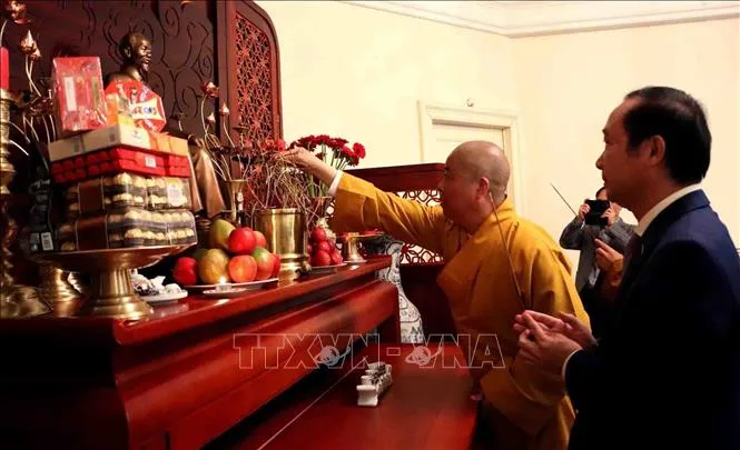 Thượng tọa Thích Thọ Lạc, Trưởng ban Văn hóa Trung ương GHPG Việt Nam dâng hương tại bàn thờ Bác Hồ ở Đại sứ quán Việt Nam ở Brussels.