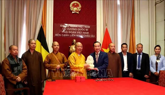 Thượng tọa Thích Thọ Lạc, Trưởng ban Văn hóa Trung ương GHPG Việt Nam trao tặng quà lưu niệm cho Đại sứ Việt Nam tại Bỉ, Nguyễn Văn Thảo.