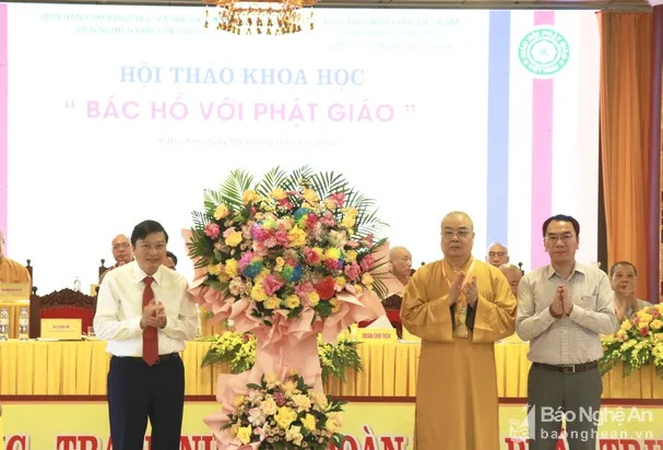 Lãnh đạo tỉnh Nghệ An tặng hoa chúc mừng hội thảo.