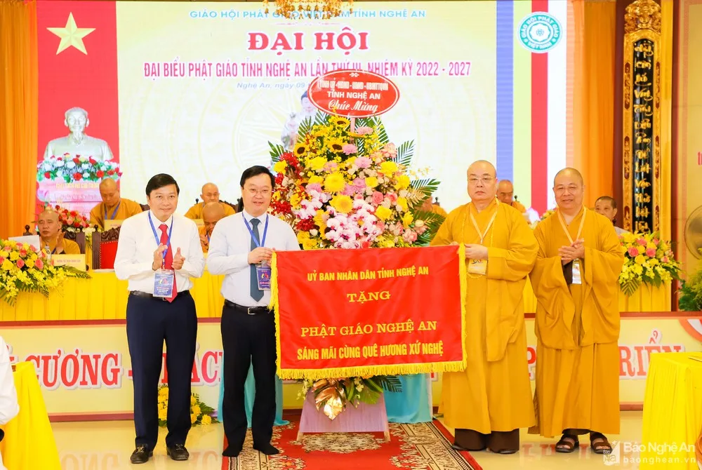 Lãnh đạo UBND tỉnh trao tặng Bức trướng cho Ban Trị sự Giáo hội Phật giáo tỉnh Nghệ An.
