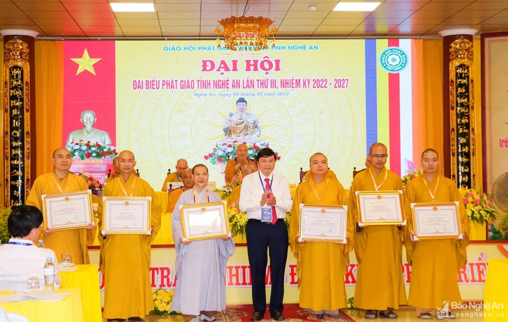 Đồng chí Lê Hồng Vinh - Phó Chủ tịch Thường trực UBND tỉnh trao Bằng khen cho các tập thể, cá nhân của Giáo hội Phật giáo tỉnh Nghệ An.