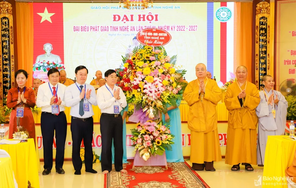 Lãnh đạo tỉnh tặng hoa chúc mừng Đại hội.