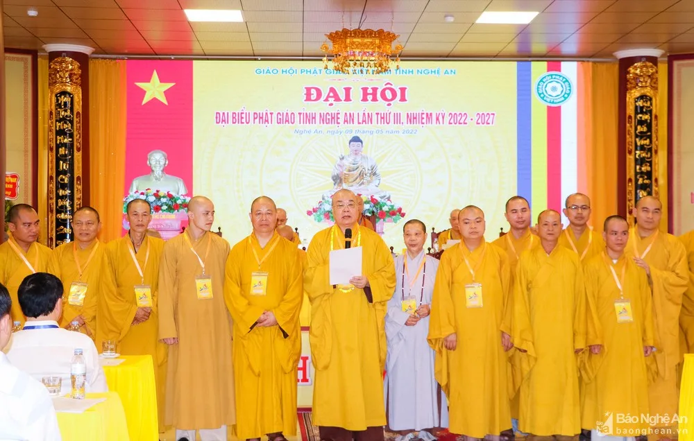 Ban Trị sự Giáo hội Phật giáo tỉnh Nghệ An nhiệm kỳ 2022-2027 ra mắt và nhận nhiệm vụ.
