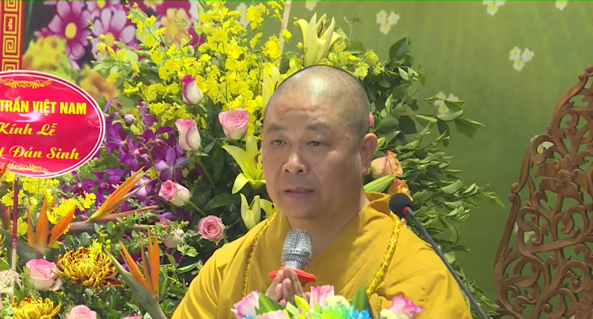 Thượng tọa Thích Thọ Lạc tuyên đọc thông điệp Phật đản của Đức Quyền Pháp chủ Giáo hội Phật giáo Việt nam