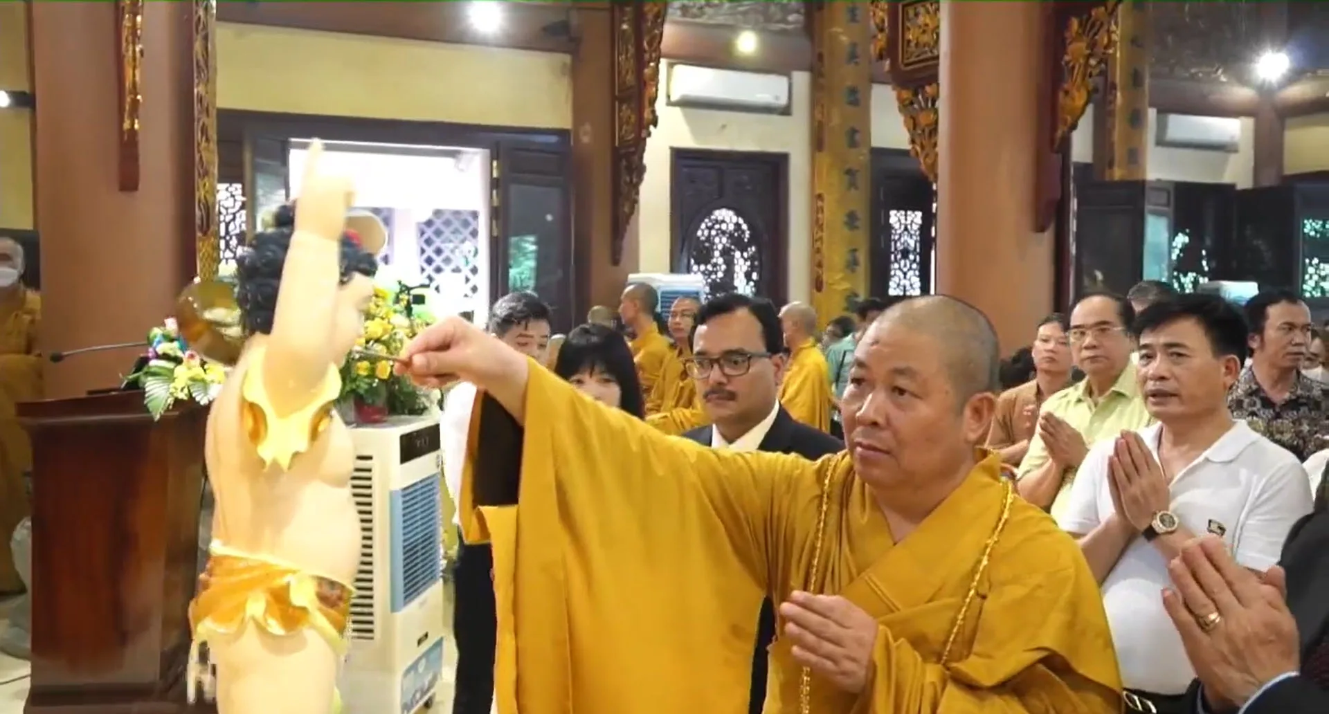 Thượng tọa Thích Thọ Lạc - Ủy viên Thư ký HĐTS Trưởng ban VHTƯ GHPGVN thực hiện nghi thức tắm Phật