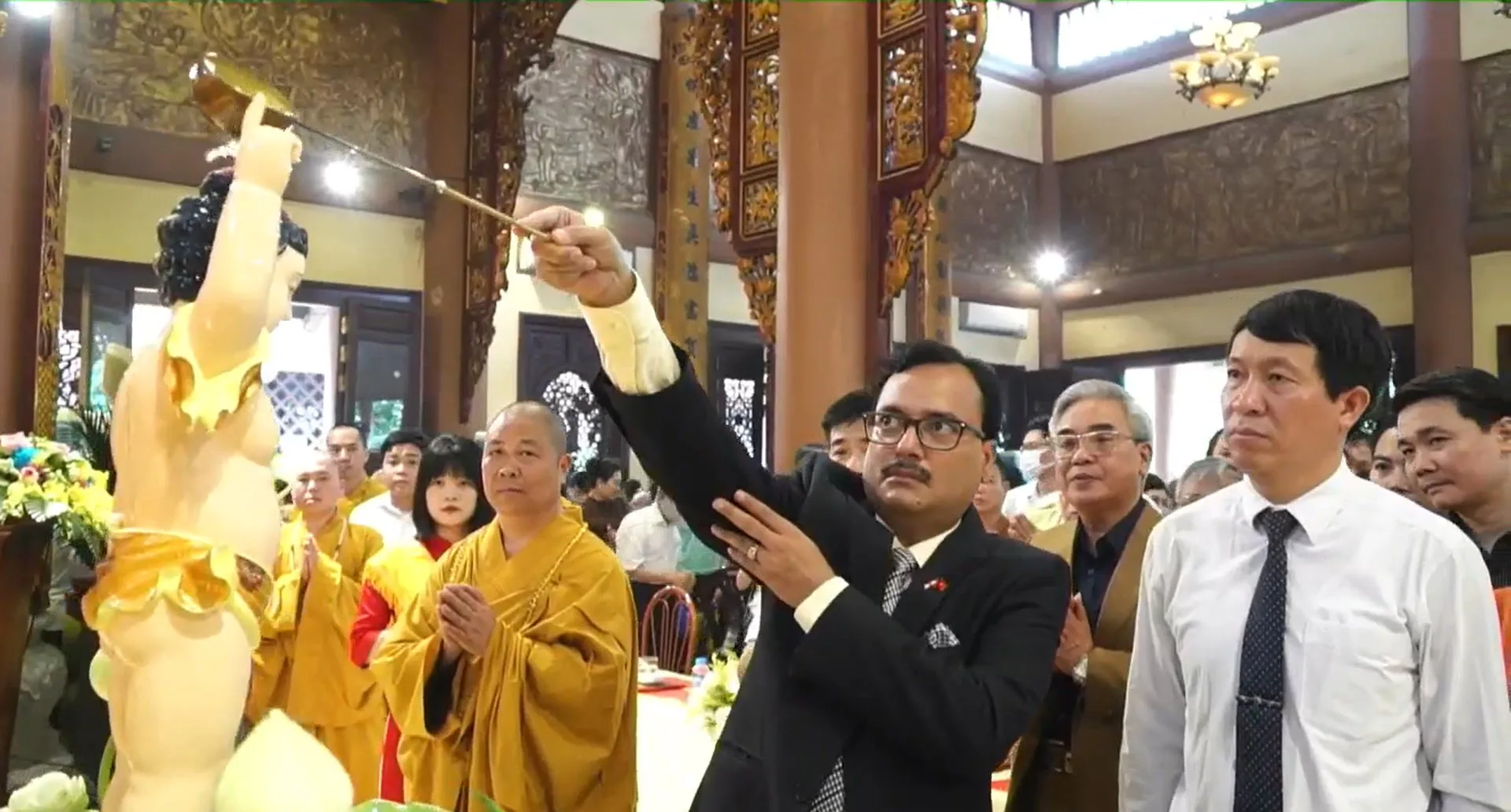 Ngài Subhash P. Gupta, Phó Đại sứ Ấn Độ tại Việt Nam thực hiện nghi thức tắm Phật