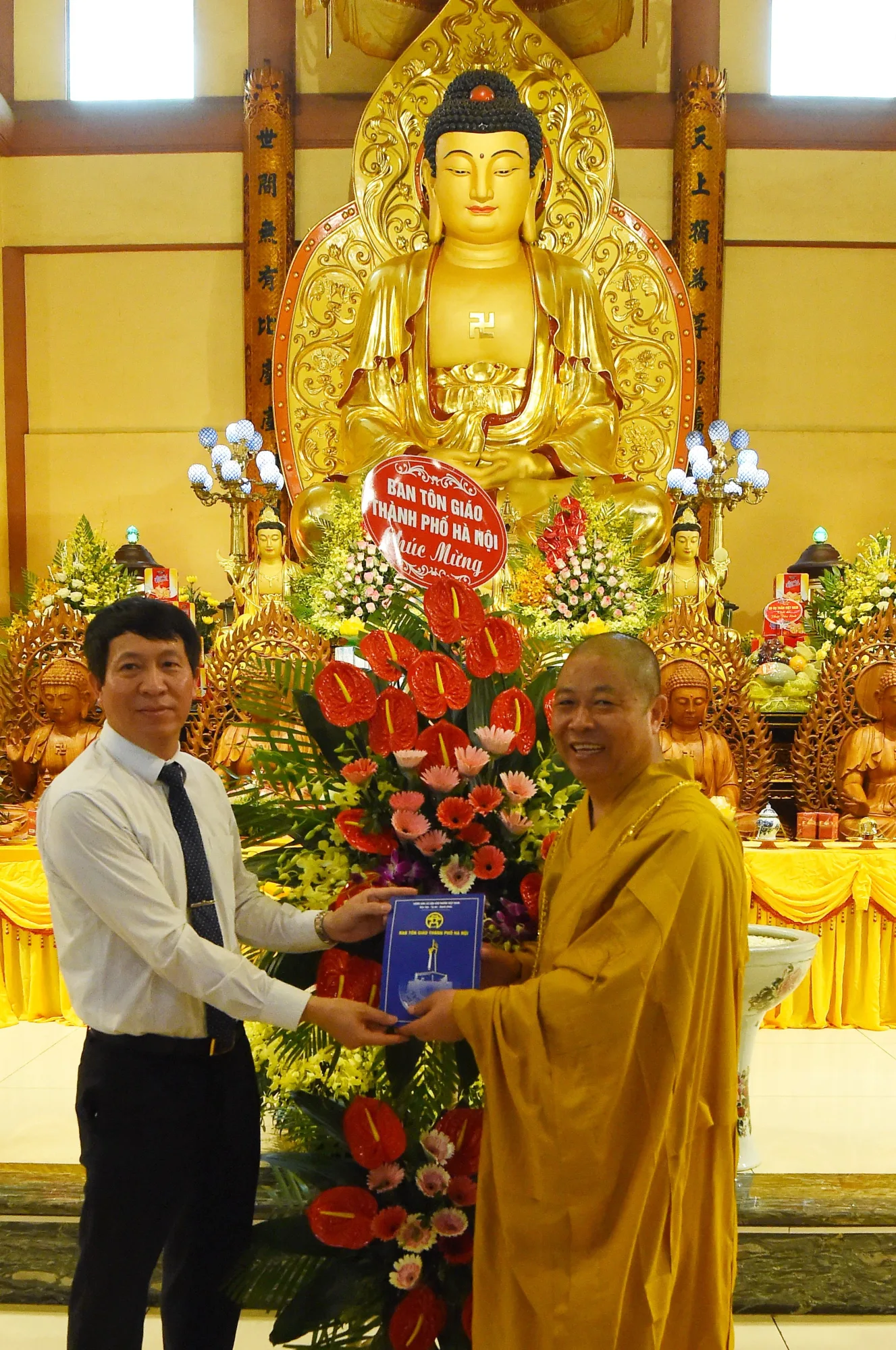 Ban Tôn giáo Hà Nội tặng hoa chúc mừng đại lễ Phật đản