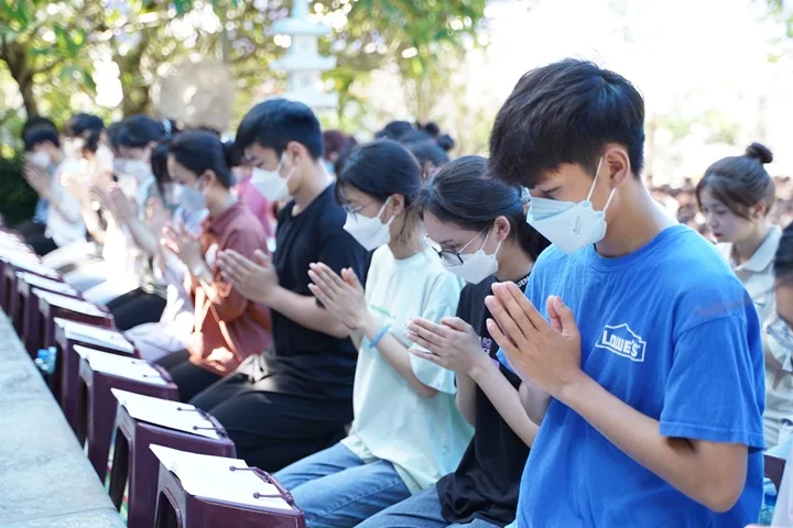 Lễ cầu nguyện và tư vấn mùa thi tại chùa Quan Âm – Hà Nội