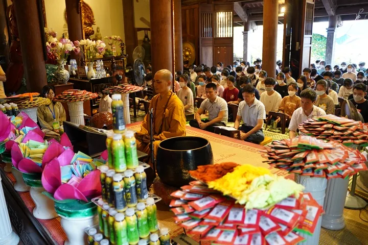Lễ cầu nguyện và tư vấn mùa thi tại chùa Quan Âm – Hà Nội