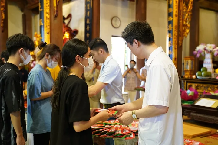 Lễ cầu nguyện và tư vấn mùa thi tại chùa Quan Âm – Hà Nội