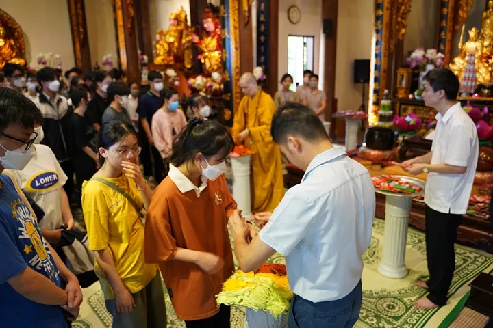 Lễ cầu nguyện và tư vấn mùa thi tại chùa Quan Âm – Hà Nội